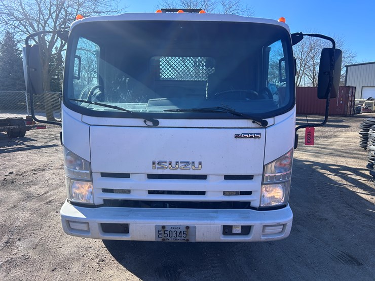 2013-isuzu-npr-image-8