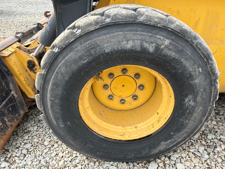 2020-deere-332g-image-59