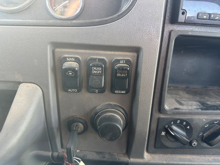 2015-peterbilt-337-image-30