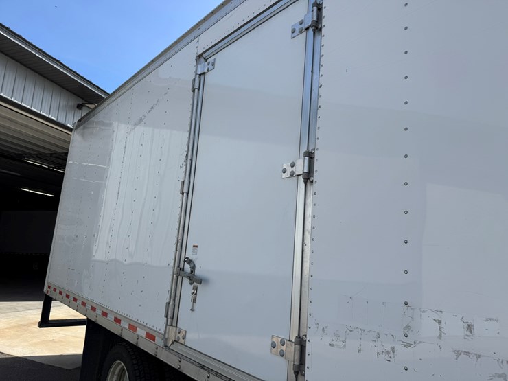 2019-isuzu-nrr-image-21