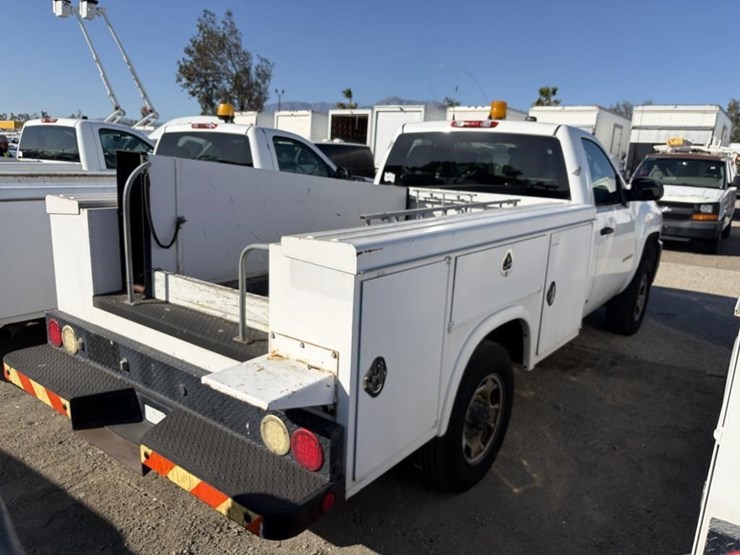 2012-chevrolet-2500-image-3