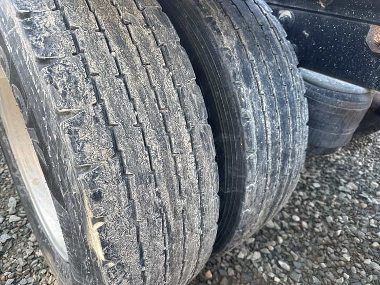 2013-peterbilt-365-image-92