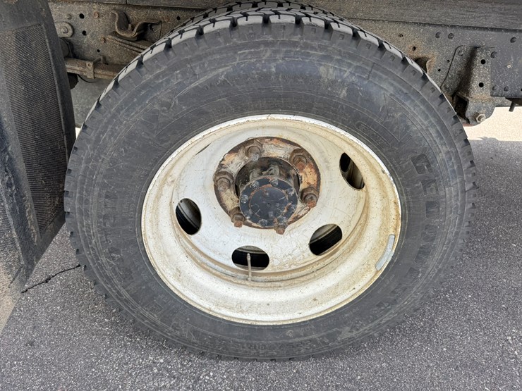 2019-isuzu-nrr-image-56