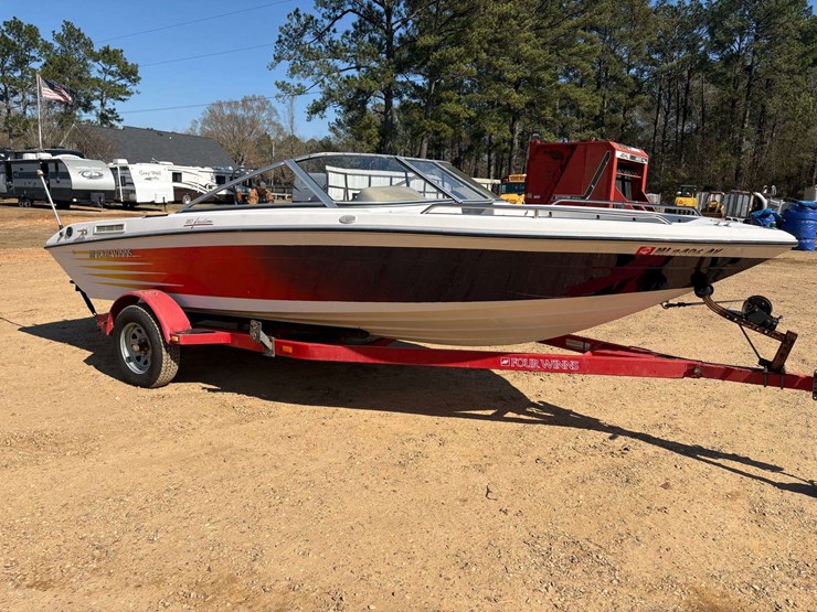 four-winns-"180-freedom"-ski-boat-w/-trailer-image-4