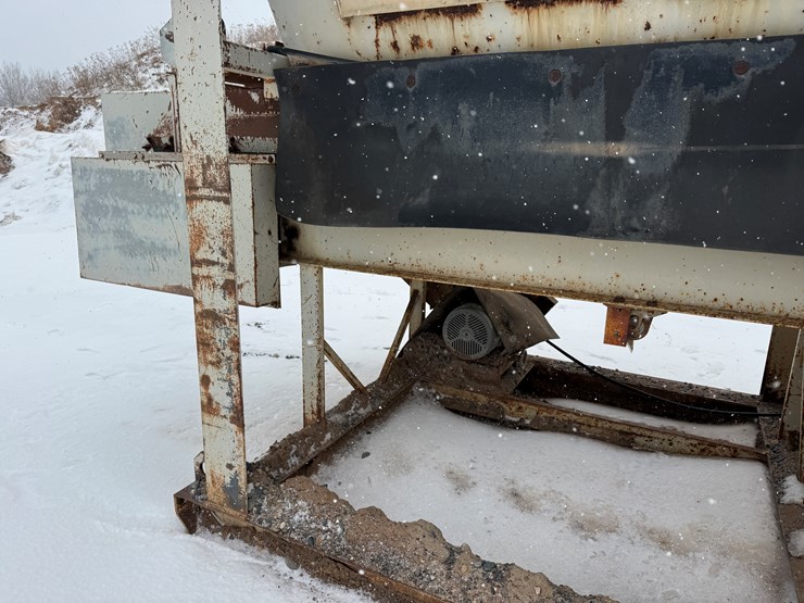 #2210-•-fabtek-14'x96"x128"-feeder-bin-image-41