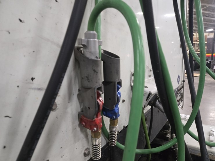 #2298-•-2015-freightliner-cascadia-day-cab-truck-tractor-image-24