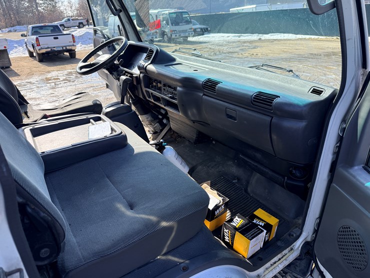 2001-isuzu-npr-image-41