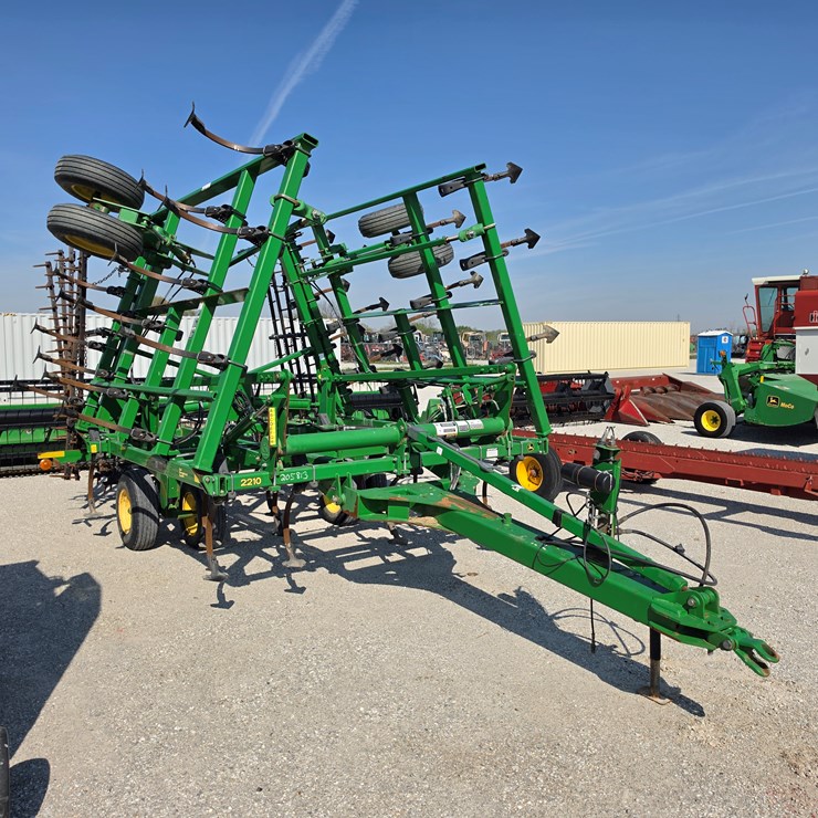 2011 JOHN DEERE 2210