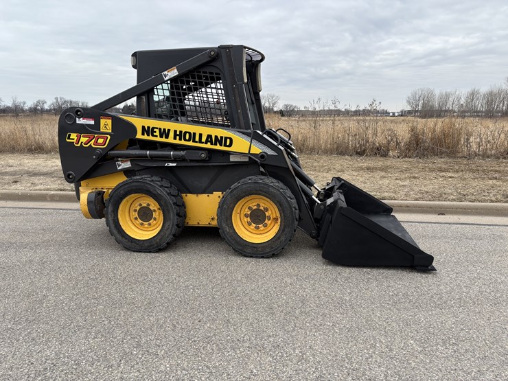 new-holland-l170-image-2