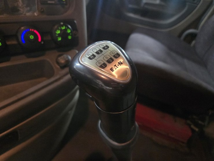 #2295-•-2016-freightliner-cascadia-day-cab-truck-tractor-image-65