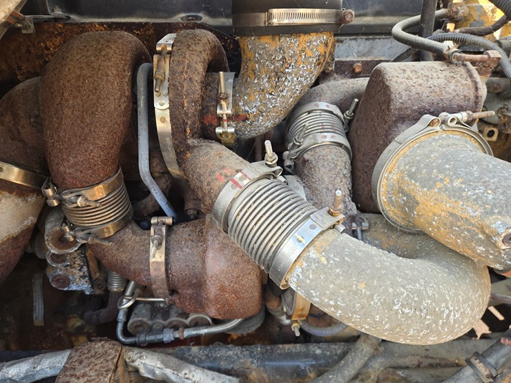 #1515-•-2005-international-9400i6x4-sleeper-cab-truck-tractor-image-36