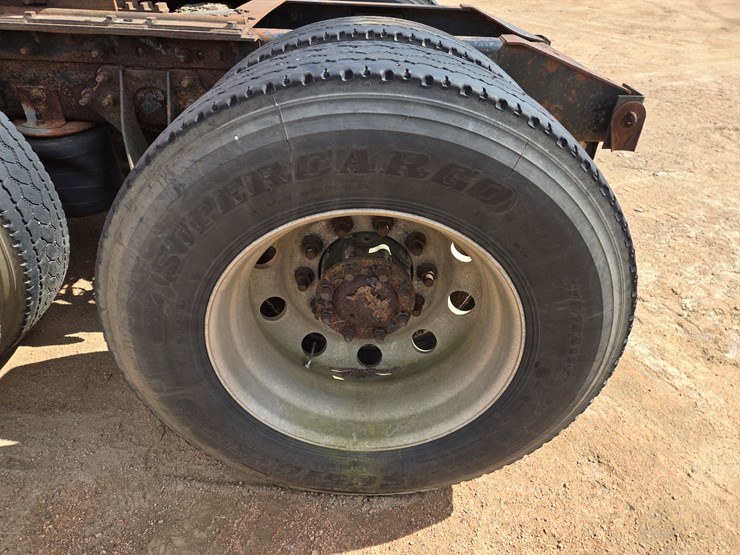 #1515-•-2005-international-9400i6x4-sleeper-cab-truck-tractor-image-55