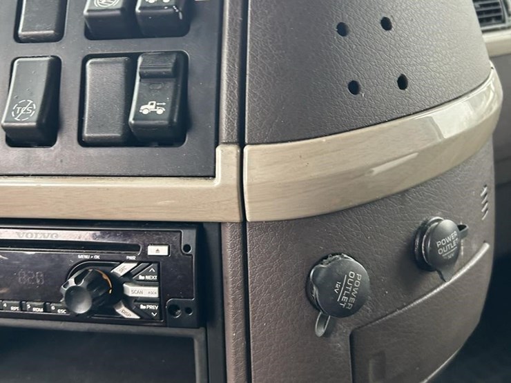 2015-volvo-vnl62t630-image-35