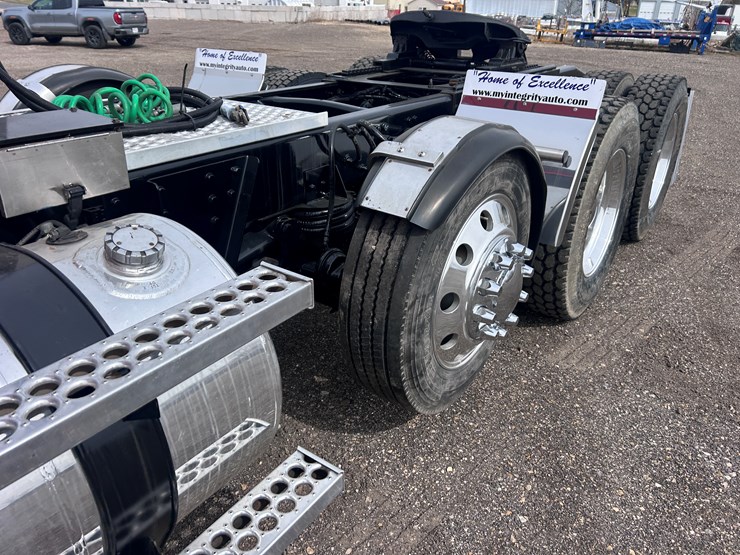 #1009-•-2012-western-star-conventional-4-sleeper-cab-truck-tractor-image-16