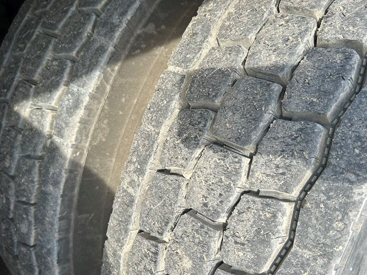 #2237-•-2006-mack-tri-axle-concrete-placement-truck-image-94