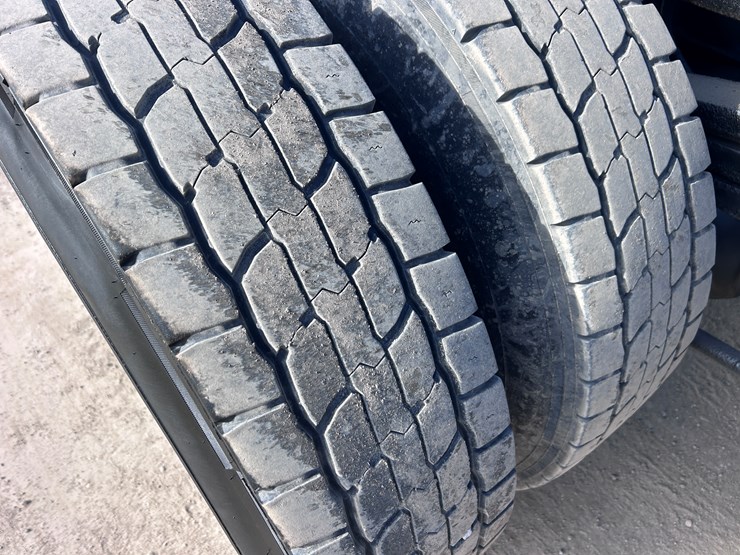 #1680-•-2003-freightliner-day-cab-truck-tractor-image-71