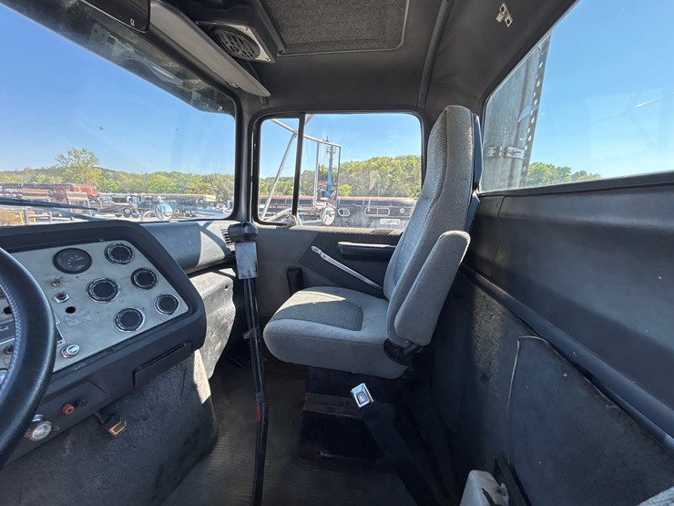 1992-ford-ls9000-image-10