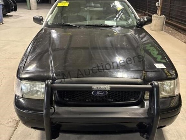 2011-ford-crown-victoria-sdn-image-3