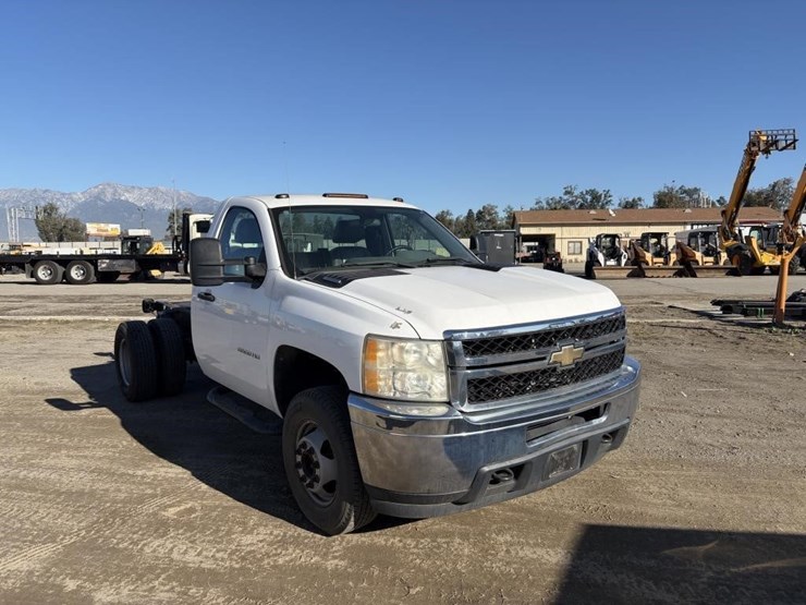 2011-chevrolet-3500-image-2