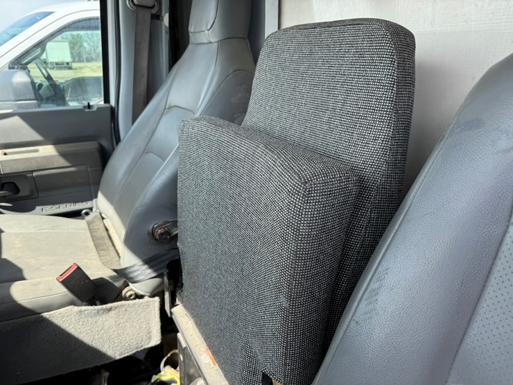 2010-ford-e350-image-28