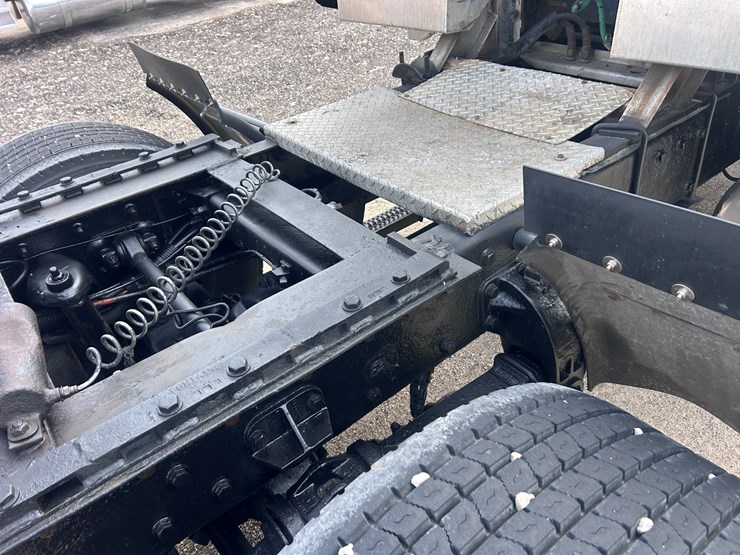 2000-peterbilt-379-image-31