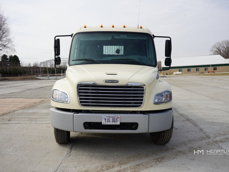 2023-freightliner-m2-106-image-2