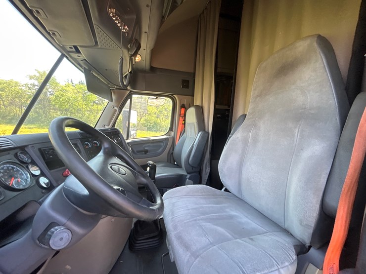 2015-freightliner-cascadia-125-image-12