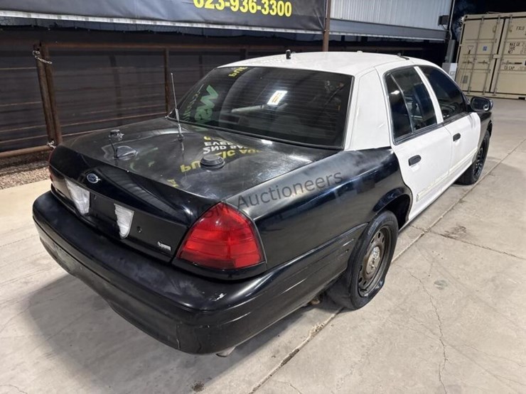 2011-ford-crown-victoria-sdn-image-8