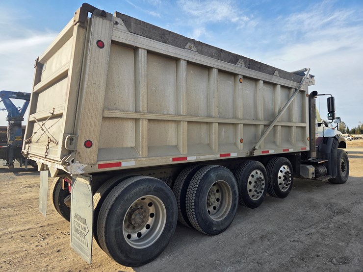 2012-international-7600-image-5