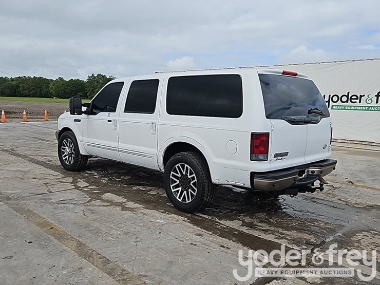 2004-ford-excursion-image-3