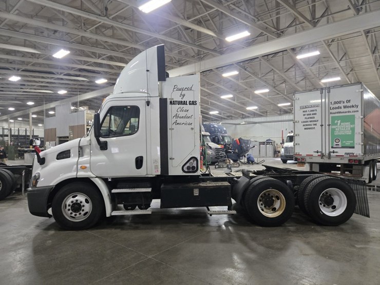 #2298-•-2015-freightliner-cascadia-day-cab-truck-tractor-image-2