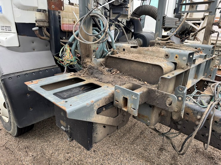 2005-gmc-t7500-image-25