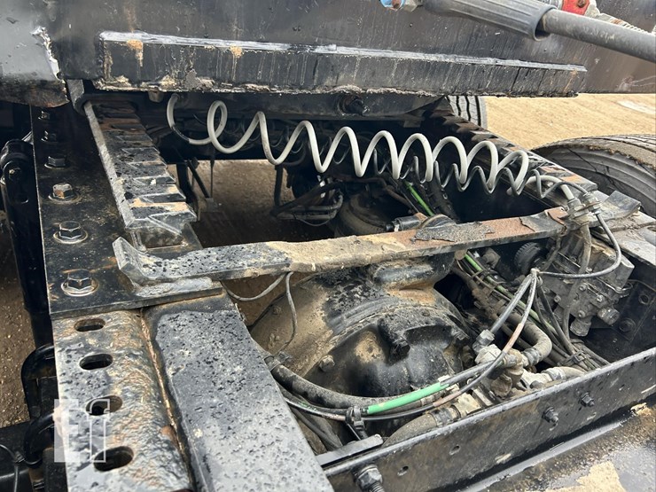 2015-volvo-vnl62t630-image-11