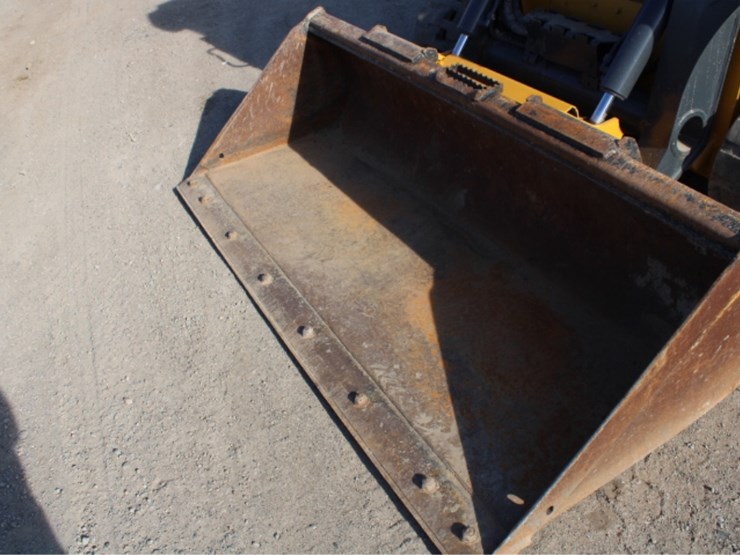 2022-john-deere-325-image-19