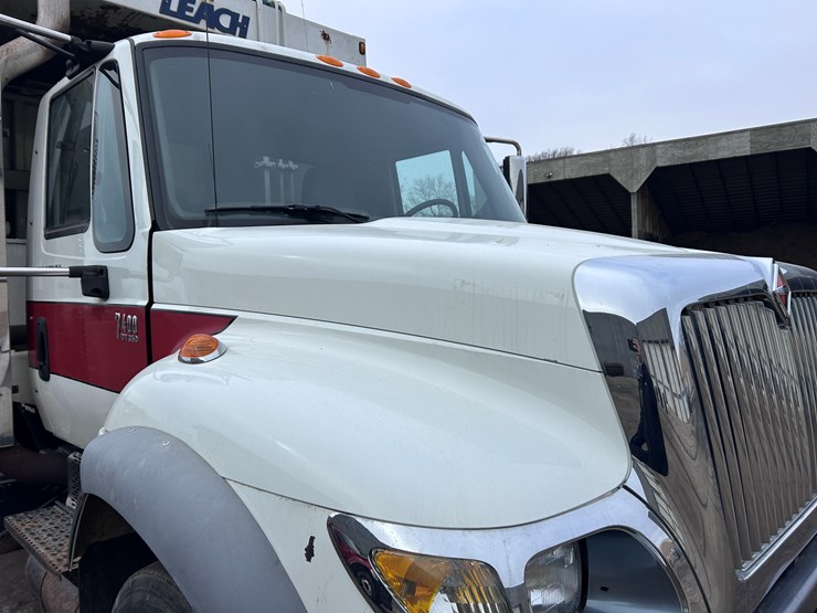 2003-international-7400-image-18