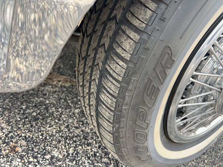 1989-lincoln-town-car-image-17