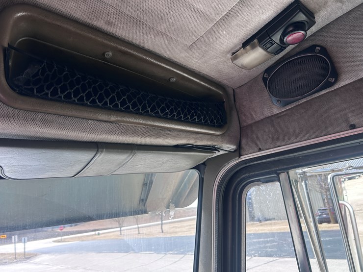 2000-peterbilt-379-image-57