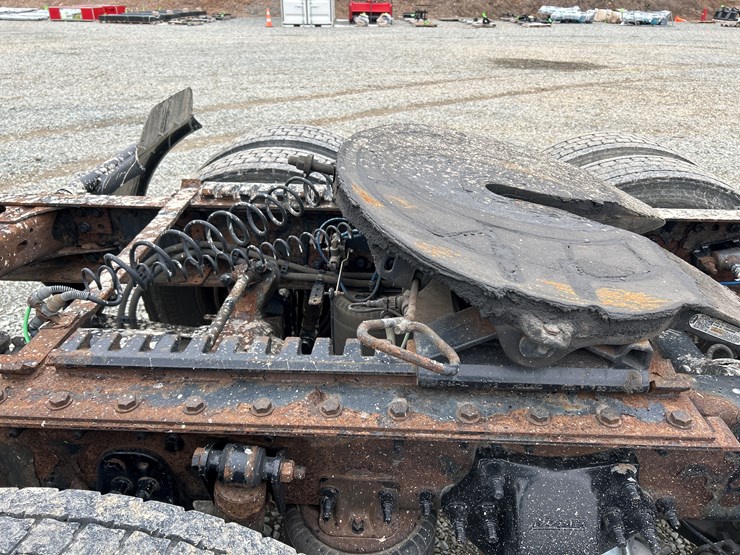 2017-massey-ferguson-8-image-21