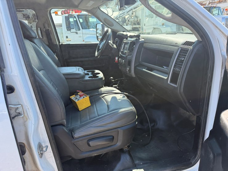 #1064-•-2015-ram-5500-heavy-duty-service-truck-image-17