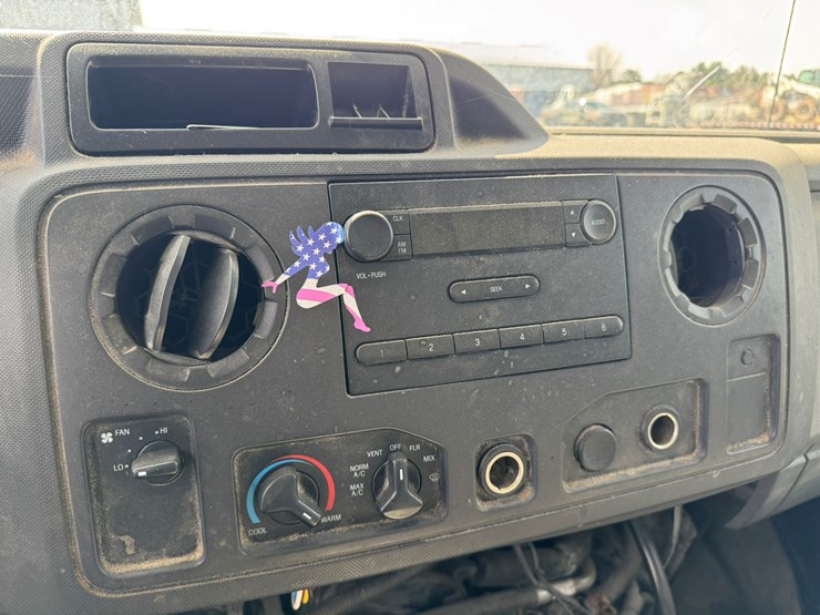 2010-ford-e350-image-32