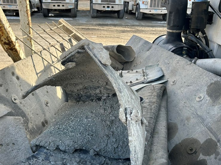 #2237-•-2006-mack-tri-axle-concrete-placement-truck-image-31