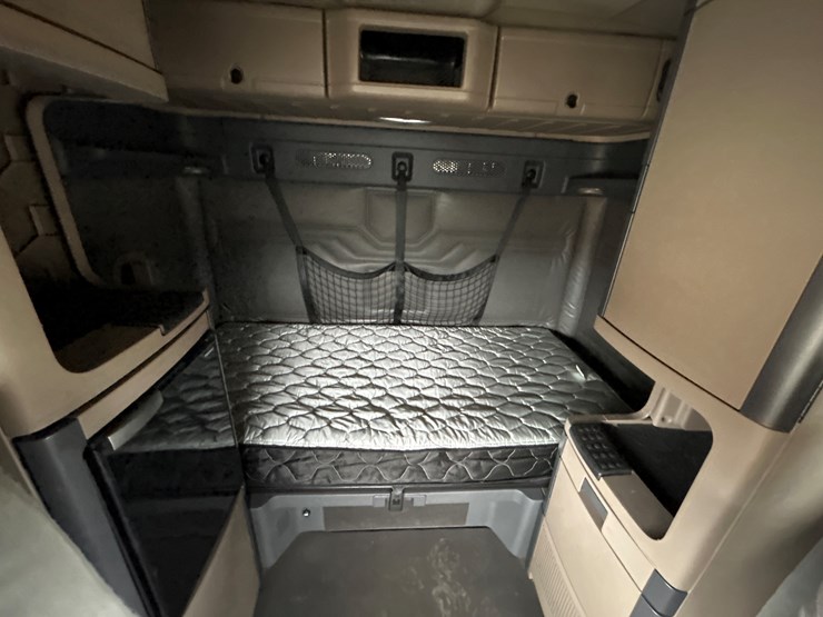 2017-massey-ferguson-8-image-73