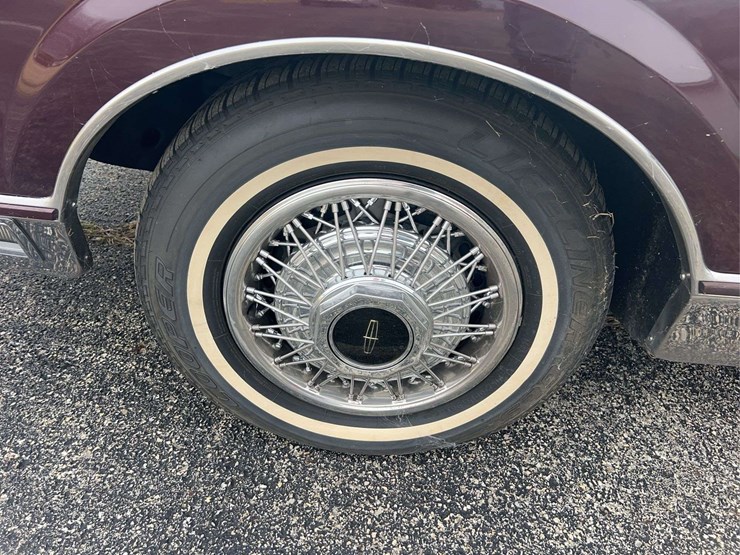 1989-lincoln-town-car-image-16