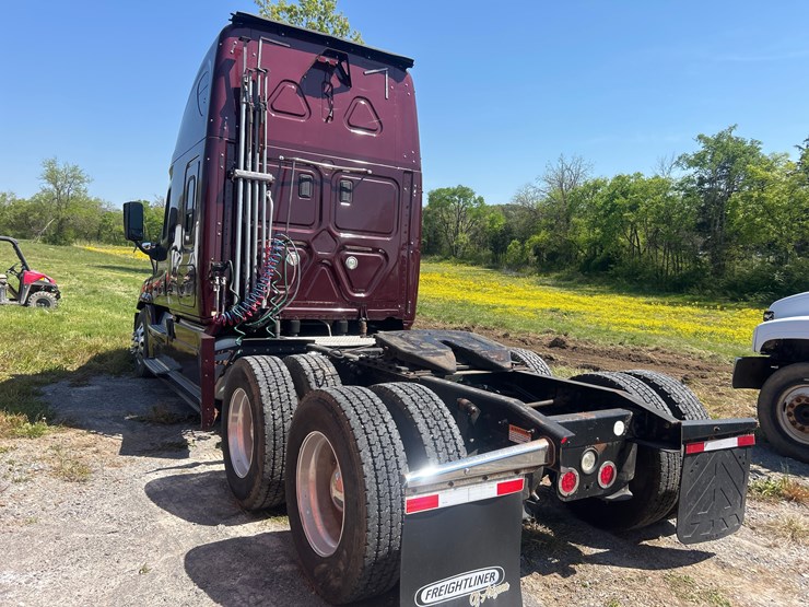 2015-freightliner-cascadia-125-image-5