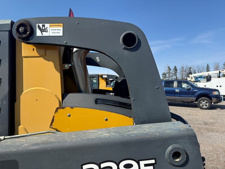 deere-329e-image-16