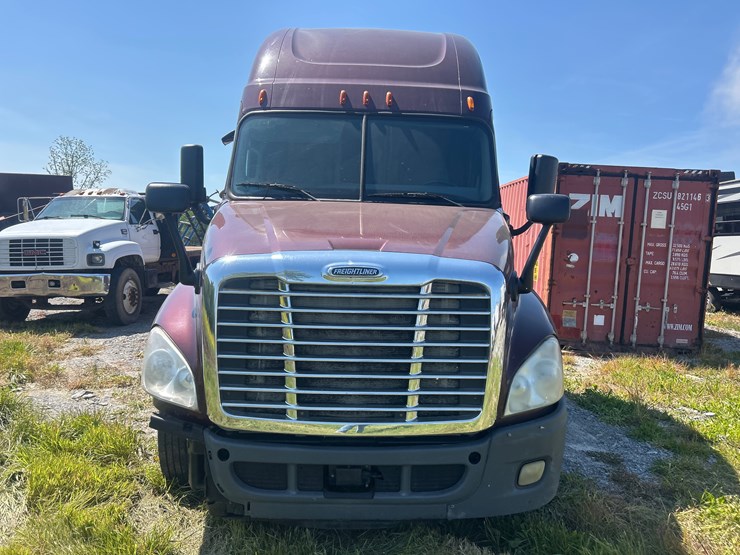 2015-freightliner-cascadia-125-image-2