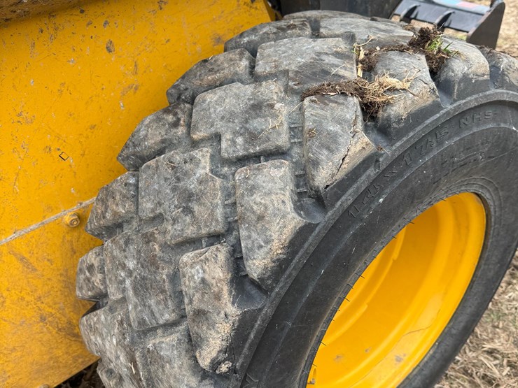 2022-deere-332g-image-17