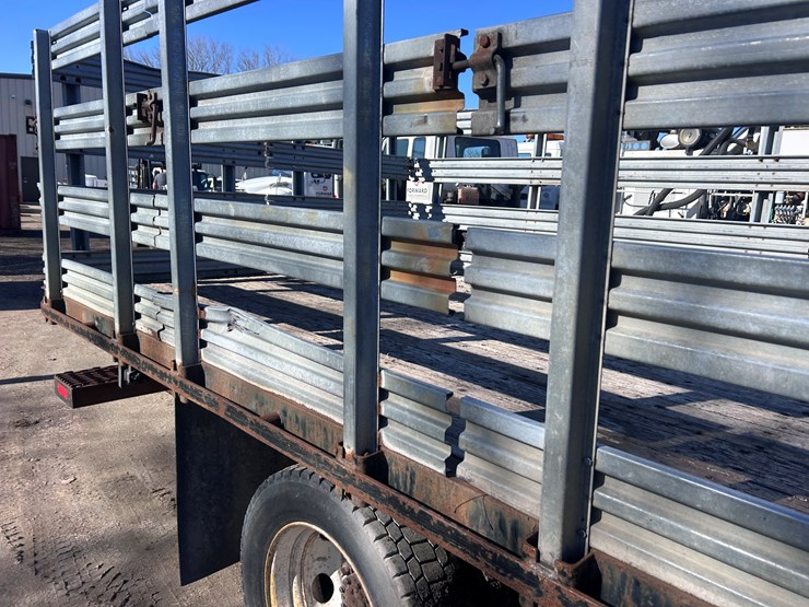 2012-isuzu-npr-image-27