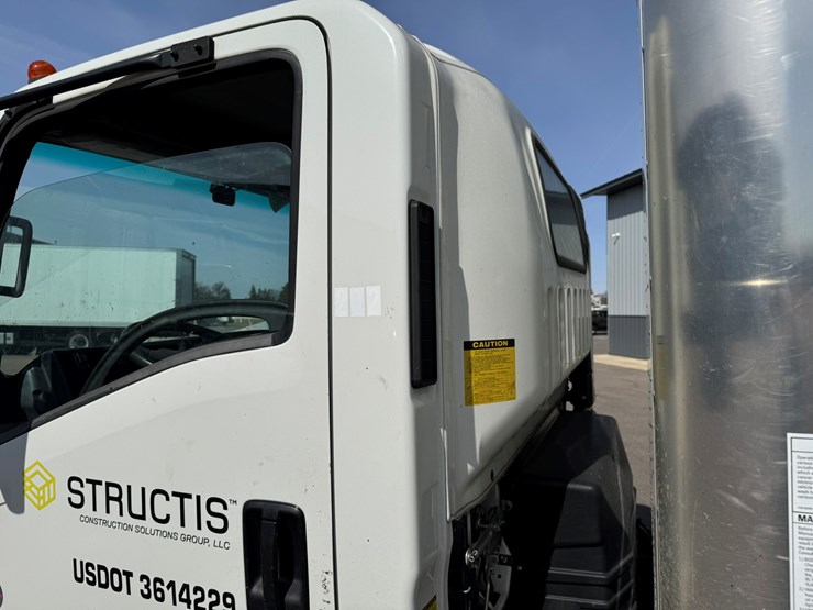 2019-isuzu-nrr-image-13