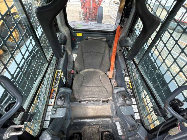 2020-deere-332g-image-51